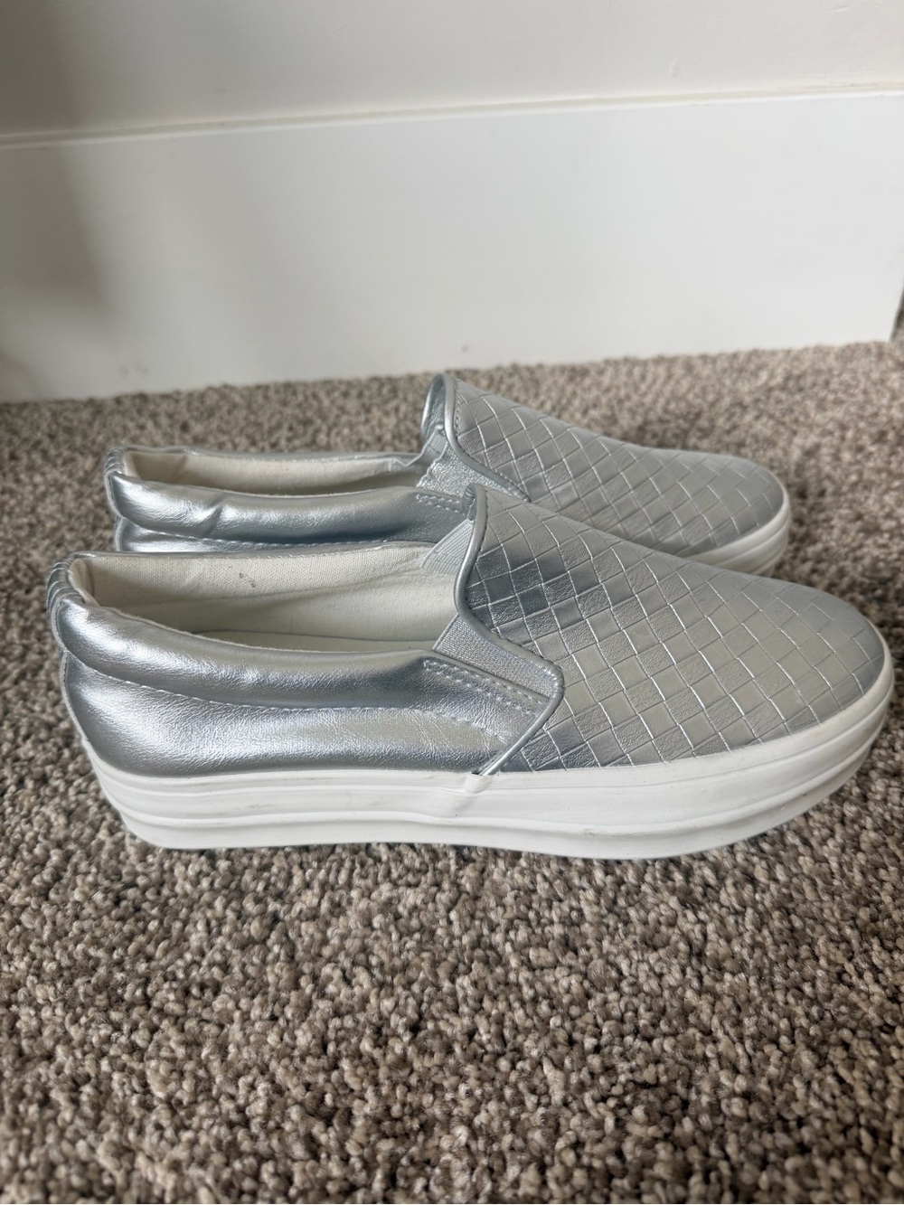 Yeerfa metallic silver slip on shoe